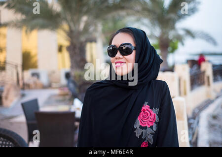 Bella donna musulmana in hijab ritratto all'aperto Foto Stock