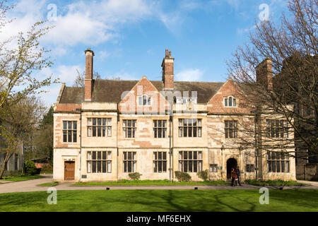 Due studenti di stare al di fuori del Centro di Studi Medievali, King's Manor, Università di York, York, nello Yorkshire, Inghilterra, Regno Unito Foto Stock