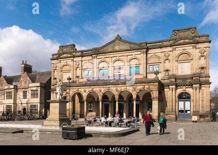 Un paio di lasciare York Galleria d'arte mentre un gruppo di scolari siedono vicino all'ingresso, Piazza dell'esposizione, York, nello Yorkshire, Inghilterra, Regno Unito Foto Stock