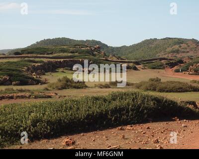 Cami de Cavalls, Nord Menorca, Binimel la alla Cala Pragonda, terra rossa, Rurale passeggiata costiera Foto Stock