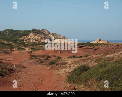 Cami de Cavalls, Nord Menorca, Binimel la alla Cala Pragonda, terra rossa, Rurale passeggiata costiera Foto Stock