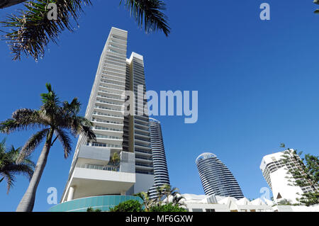 Torri Highrises grattacieli e appartamenti in Surfers Paradise Gold Coast Australia Foto Stock