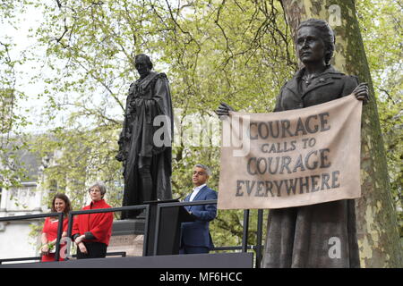 (Da sinistra a destra), Caroline Criado-Perez, Primo Ministro Theresa Maggio e il sindaco di Londra Sadiq Khan all'inaugurazione della statua del leader suffragist Millicent Fawcett, in Piazza del Parlamento, Londra. Foto Stock