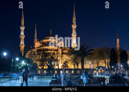 Persone non identificate di sedersi di fronte la moschea di Sultanahmet o moschea blu su sfondo in Istanbul, Turchia.21 Aprile 2018 Foto Stock