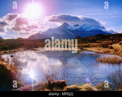 Sligachan sul fiume e sulle montagne , nuvole raccogliere. Sgurr nan Gillean, montagne Cuillin, Isola di Skye Foto Stock