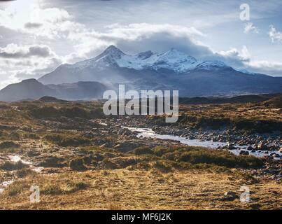 Sligachan sul fiume e sulle montagne , nuvole raccogliere. Sgurr nan Gillean, montagne Cuillin, Isola di Skye Foto Stock