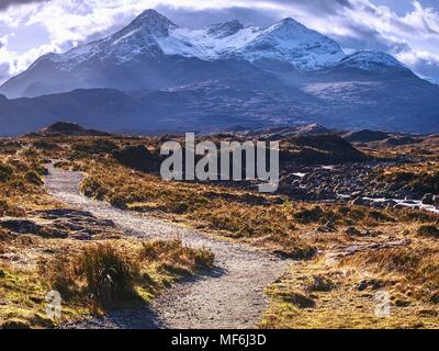 Sligachan sul fiume e sulle montagne , nuvole raccogliere. Sgurr nan Gillean, montagne Cuillin, Isola di Skye Foto Stock