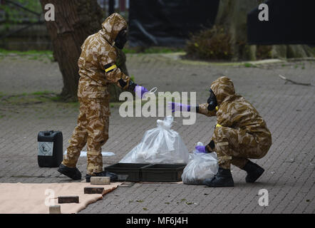 Il personale militare presso il sito nei pressi del Maltings a Salisbury dove il russo double agent Sergei Skripal e sua figlia Yulia sono stati trovati su una panchina nel parco, come il lavoro continua a liberarsi di nove punti caldi del tossico dopo-effetti dello scorso mese di agente nervino attacco. Foto Stock