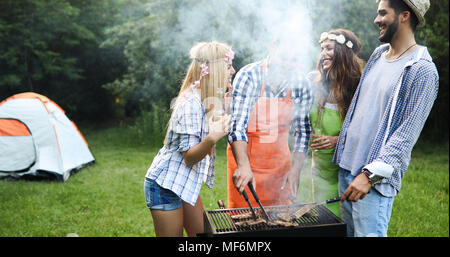 Gruppo di amici fare barbecue Foto Stock