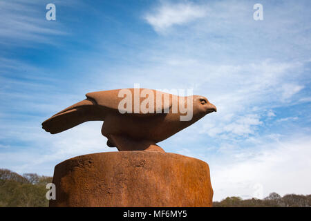 " Il Falco', una scultura dell'artista Kenny Hunter. Un omaggio al poeta Ted Hughes nella sua città natale Mytholmroyd, visto contro un cielo blu con nuvole bianche Foto Stock