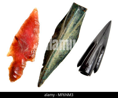 Arrowhead sviluppo. Neolitico (a sinistra - la pietra focaia), antico romano (bronzo) e Scita (destra - bronzo, c600-300BC) Foto Stock