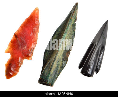 Arrowhead sviluppo. Neolitico (a sinistra - la pietra focaia), antico romano (bronzo) e Scita (destra - bronzo, c600-300BC) Foto Stock