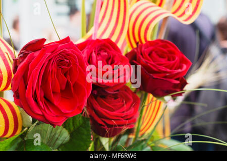 Primo piano di alcune rose rosse in vendita su una bancarella di strada di Barcellona, per Saint George giorno, celebrato ogni 23 aprile quando è tradizione per dare le rose Foto Stock