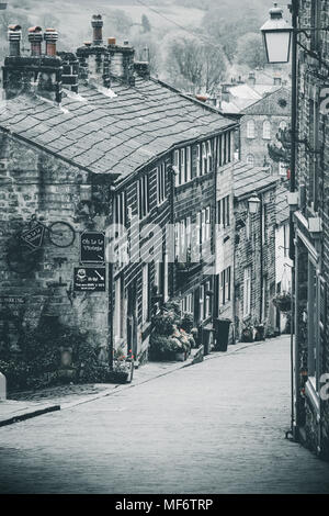 Strada principale nel villaggio di Haworth, vicino a Keighley e Bradford, West Yorkshire, Inghilterra. Foto Stock