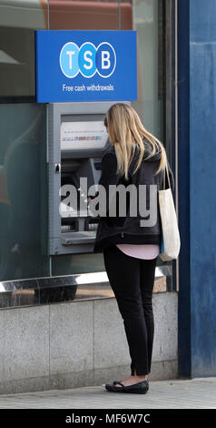 Una donna usa un TSB bancomat in Ashford, Kent, come la banca di boss ha chiesto scusa per i problemi IT che ha lasciato i clienti online in grado di accedere al loro denaro e alcuni in grado di vedere altre persone i suoi conti. Foto Stock