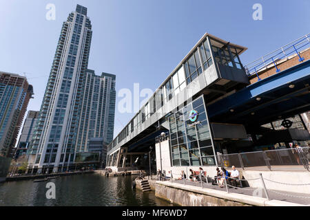 Ampio angolo di vista di South Quay DLR station, Millwall Inner Dock, Isle of Dogs, Londra. La penisola di Pan Torri sono sul lato sinistro Foto Stock