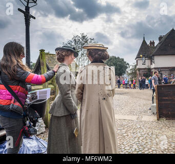 Grande Budworth, UK. Il 9 aprile 2018. Le donne extra vestito in costumi eduardiano avente la fuliggine applicato sul set del nuovo dramma della BBC "La Guerra Dei Mondi Foto Stock