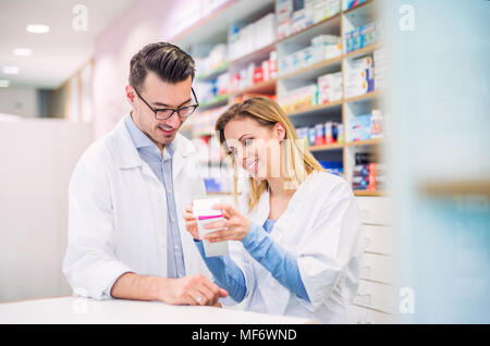 Due farmacisti lavorando in una farmacia. Foto Stock