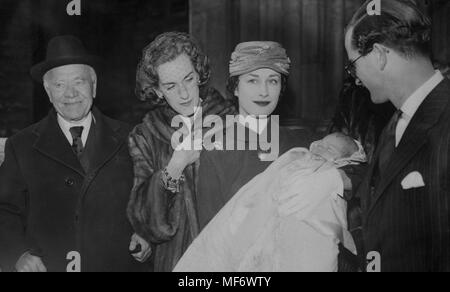 Lord Beaverbrook (l) era un padrino al battesimo di Richard William, figlio ed erede di Lord Grantley (r), a St James's Chiesa, Londra. Il bambino viene tenuto da sua madre, Lady Grantley, che è la figlia del signore di Listowel. Foto Stock