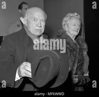 Lord Beaverbrook, scortare Lady Churchill, all'arrivo presso la Columbia Theatre di Londra per il British premiere di 'La Dolce Vita'. Foto Stock