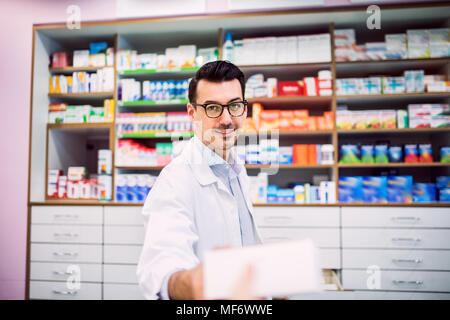 Ritratto di un giovane amichevole maschio al farmacista. Foto Stock