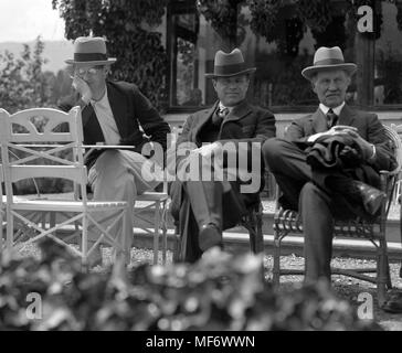 Lord Beaverbrook (centro) sedeva accanto alla legge Bonar (r) a Aix-les-Bains, Francia. *L'uomo di sinistra è non identificati. Foto Stock