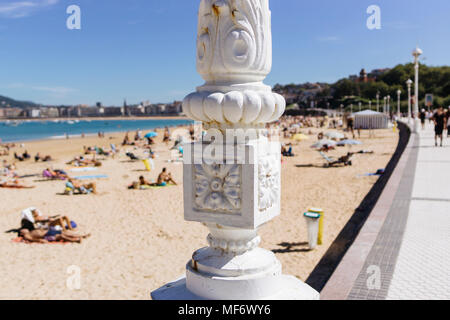 Rusty luce pot presso la Concha Beach in San Sebastian, in una rara giornata di sole a fine estate Foto Stock