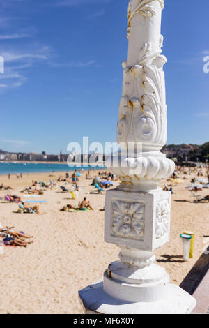 Rusty luce pot presso la Concha Beach in San Sebastian, in una rara giornata di sole a fine estate Foto Stock