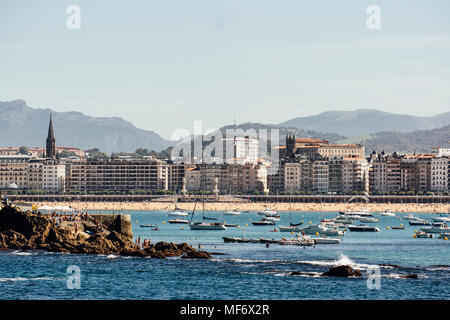 Rusty luce pot presso la Concha Beach in San Sebastian, in una rara giornata di sole a fine estate Foto Stock