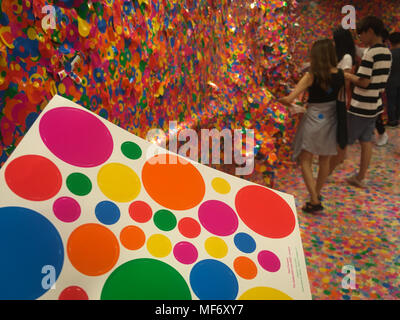 Yayoi Kusama "La vita è il cuore di un arcobaleno" Mostra d'arte, a Brisbane, Australia, il 19 gennaio 2018. Foto Stock