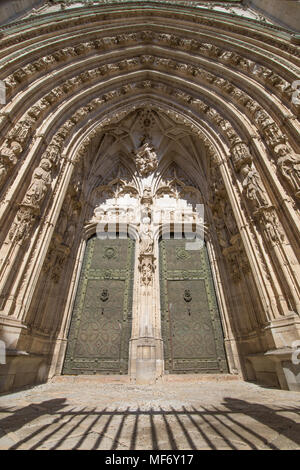 Sculture e arte antica rilievi sulla facciata esterna della porta laterale del Primate Cattedrale di Saint Mary, un punto di riferimento e il monumento del tredicesimo cen Foto Stock