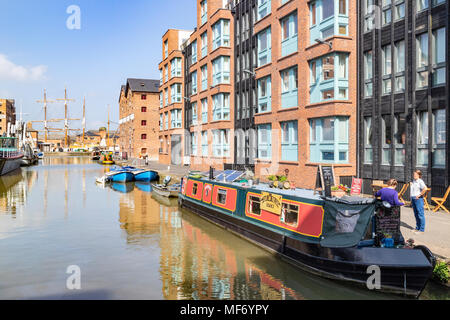 Cafe sul taglio in longboat a Gloucester Docks, Gloucester Regno Unito Foto Stock