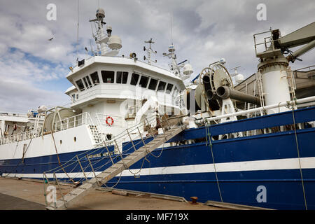 Dettaglio del ponte e il passeggero pista modo sulla pesca pelagica trawler TAITS 11 FR227 a Fraserburgh Harbour Foto Stock