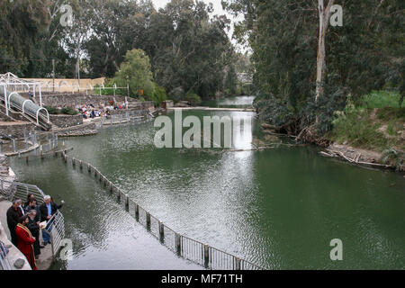 Israele, Yardenit Sito del Battesimo nel fiume Giordano vicino al mare di Galilea, un gruppo di pellegrini di battezzare Foto Stock