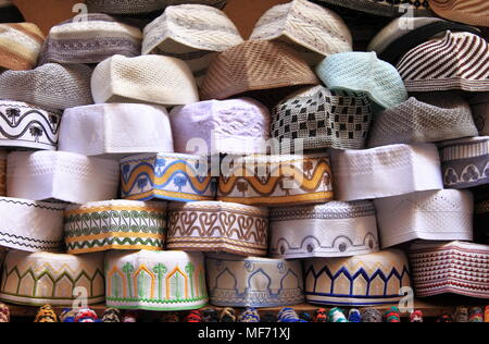 Marocchino tradizionale cappelli sul display in Fes Medina, Marocco Foto Stock