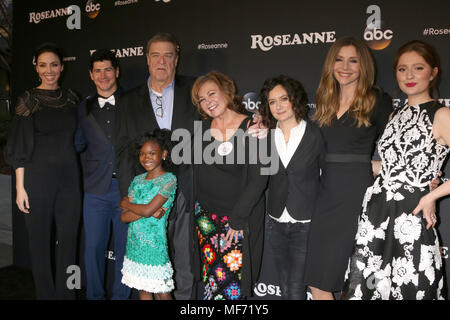 "Roseanne' presso il Walt Disney Studios - Premiere con: Whitney Cummings, Michael Fishman, John Goodman, Jayden Rey, Roseanne Barr, Sara Gilbert, Sarah Chalke, Emma Kenney dove: di Burbank, California, Stati Uniti quando: 24 Mar 2018 Credit: Nicky Nelson/WENN.com Foto Stock