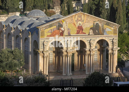 Israele, Gerusalemme la facciata della chiesa di tutte le nazioni, anche conosciuta come la Chiesa dell'agonia o la Basilica dell Agonia, si trova sul Monte di Oliv Foto Stock