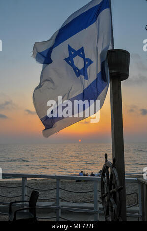 Bandiera israeliana cielo blu al tramonto Foto Stock