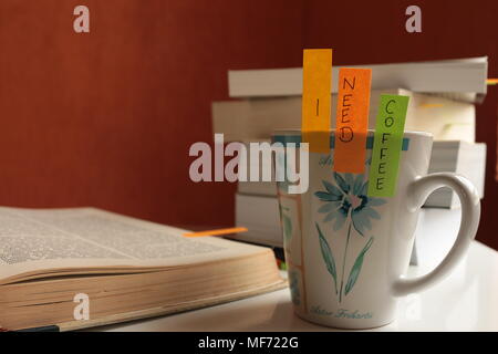 Ho bisogno di tazza da caffè con libri Foto Stock