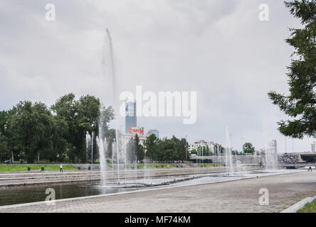 Ekaterinburg, Russia - Giugno,21,2017: la storica piazza con fontane e vista della diga in estate. Foto Stock