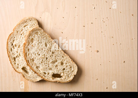 Due fette di pane sul tavolo di legno. Foto Stock