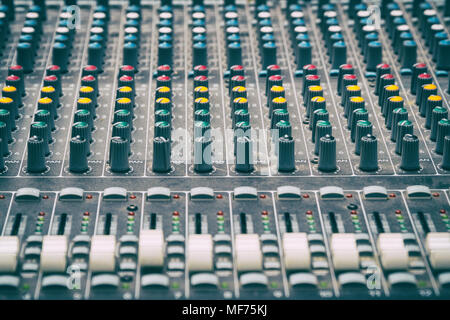 Console di mixaggio in Studio Foto Stock