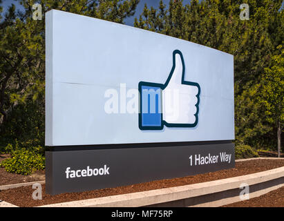 MENLO Park, CA/STATI UNITI D'America - 31 Maggio 2014: Facebook sede aziendale di segno del campus in Silicon Valley. Foto Stock