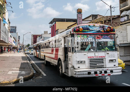 Panama City, Panama - marzo 2018: il vecchio bus sulla trafficata via dello shopping nella città di Panama , Avenida Central Foto Stock