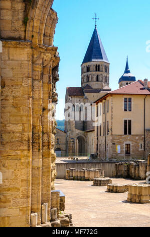 Campanile e rovine dell'antica abbazia di Cluny, Saone et Loire, Borgogna, Franca Contea, Francia Foto Stock