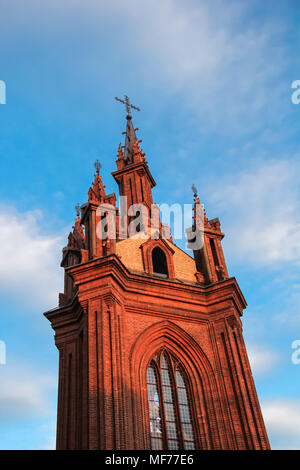 Saint Anne's Chiesa (Šv. Onos bažnyčia) in Vilnius Lituania a ora d'oro Foto Stock