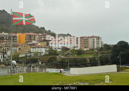 Viste della Puertu De Mundaca con i suoi pittoreschi edifici dietro. Architettura Natura di viaggio. Marzo 24, 2018. Mundaca. Golfo di Guascogna. Paese basco. Spa Foto Stock