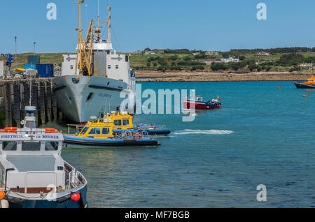 Il trafficato porto di Hugh Town su St Mary's, nelle Isole Scilly Foto Stock