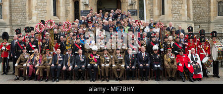 Il 23 aprile 2018. Il reggimento reale di Fusiliers, C in C e gli ospiti al di fuori del reggimento Heaquarters presso la Torre di Londra il loro cinquantesimo anniversario Foto Stock