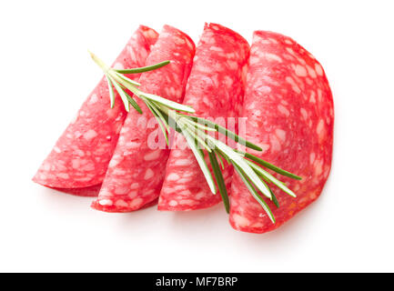 Fette di salame affumicato salsiccia isolati su sfondo bianco. Foto Stock